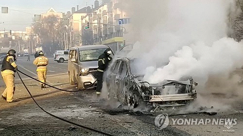 30일(현지시간) 러시아 서부 벨고로드에서 우크라이나군의 포격을 맞은 차량에 화재가 발생, 소방대원들이 이를 진화하고 있다.[로이터=연합뉴스]